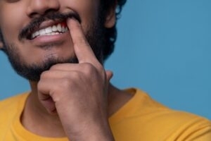 Tratamos eficazmente enfermedades de las encías como gingivitis y periodontitis. Recupera la salud de tu sonrisa con técnicas avanzadas y profesionales certificados....