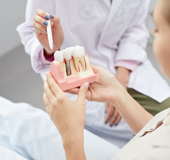 Reemplaza dientes perdidos con implantes de titanio duraderos y estéticos. Recupera la funcionalidad y belleza de tu sonrisa con la mejor tecnología dental.